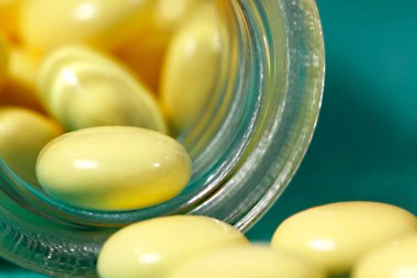 Haplar kavanozdan renkli arka plana döküldü.