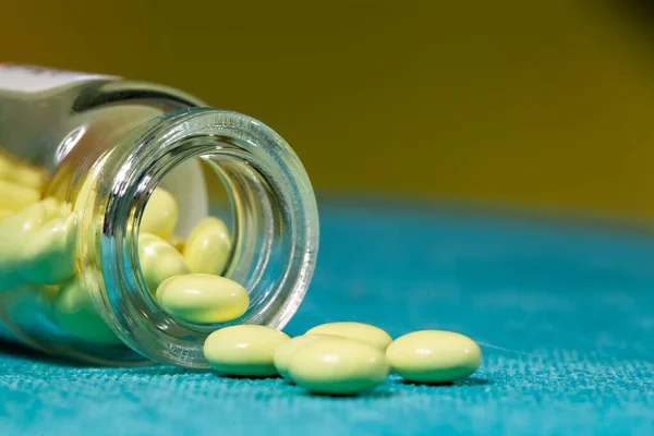 Haplar kavanozdan renkli arka plana döküldü.