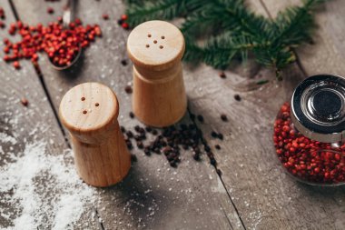 Masada tuzluk ve biberlik var.