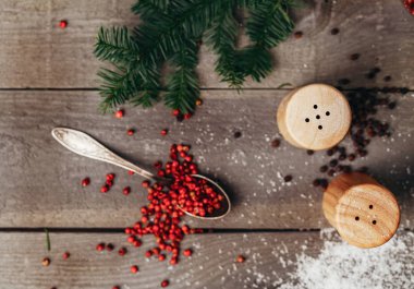 Masada tuzluk ve biberlik var.