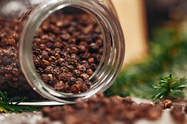 Masaya yakın plan siyah biber.