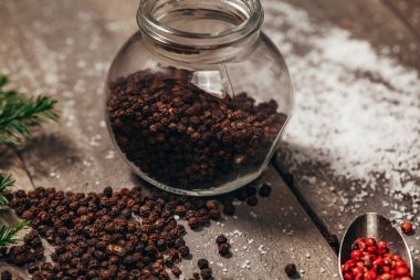 Masaya yakın plan siyah biber.