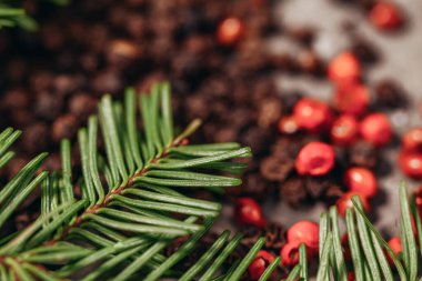 Masaya yakın plan siyah biber.