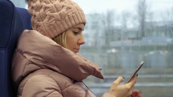 Mec Une Fille Montent Dans Train Regardent Caméra Collage — Video