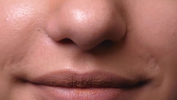 Usta Dziewczyny Bliska Pocałunek Powietrza — Wideo stockowe