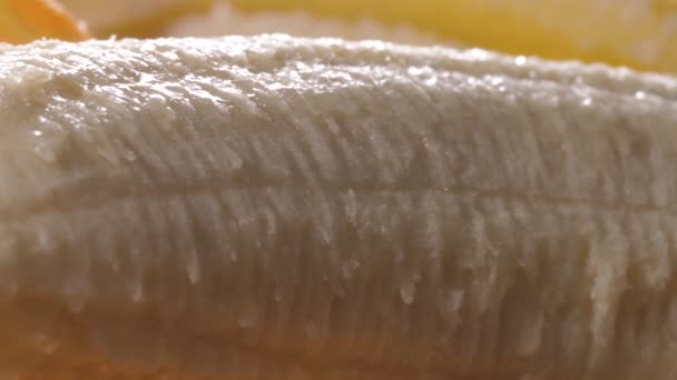 Очищений Банан Лежить Столі Мандаринами Крупним Планом — стокове відео