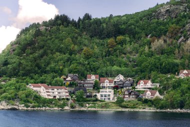 Deniz kıyısındaki dağlarda küçük bir kasaba