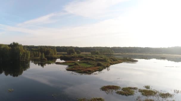 黎明时分飞越湖面 阳光反射在水面上 空中摄影 — 图库视频影像
