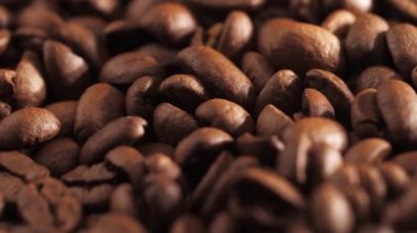 Koyu kahve çekirdeği. Dönüyor ve düşüyor. Kahve çekirdeği. Kahve çekirdeklerine yakın çekim. Güzel kahve tohumları.