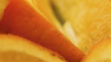 Makro fotoğrafçılığın üzerinde portakal ve kivi dilimleri var.