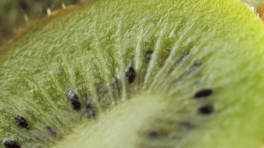 Sulu kivi dilimleri masanın üzerinde makro fotoğrafçılıkta.