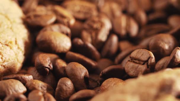 Biscoitos Com Pedaços Chocolate Deitado Café Mais Fresco Close — Vídeo de Stock