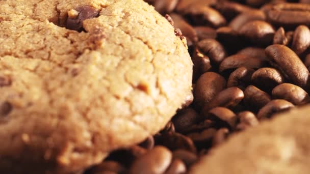 Biscoitos Com Pedaços Chocolate Deitado Café Mais Fresco Close — Vídeo de Stock