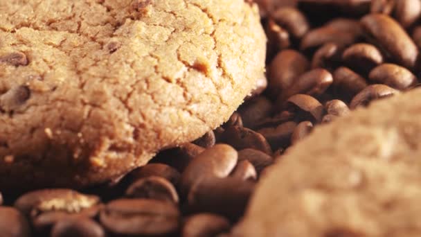 Koekjes Met Stukjes Chocolade Liggend Meest Verse Koffie Close — Stockvideo