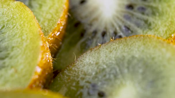 Jugosos Trozos Kiwi Están Sobre Mesa Macro Fotografía — Vídeos de Stock