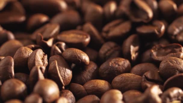Dunkle Kaffeebohnen Dreht Und Fällt Kaffeebohnen Nahaufnahme Von Kaffeebohnen Schöne — Stockvideo