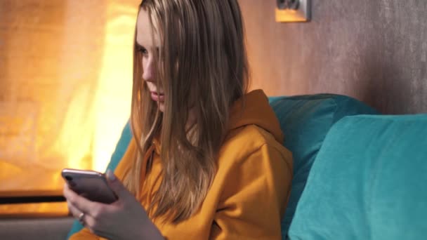 Una Chica Transfiere Los Datos Pago Teléfono Computadora Portátil Mientras — Vídeos de Stock