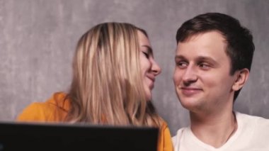 Adam ve kız dizüstü bilgisayarda oturuyor, ön manzara, yakın plan.