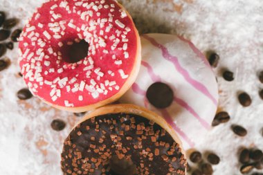 Masanın üzerinde çok renkli jöleli lezzetli çörekler var.