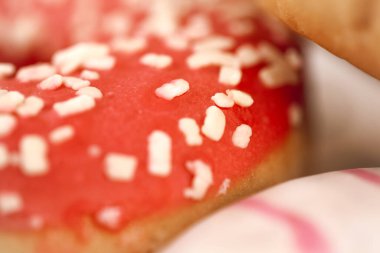 Masanın üzerinde çok renkli jöleli lezzetli çörekler var.