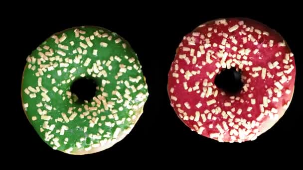 Donut Vermelho Verde Com Redemoinhos Gelo Fundo Preto — Vídeo de Stock