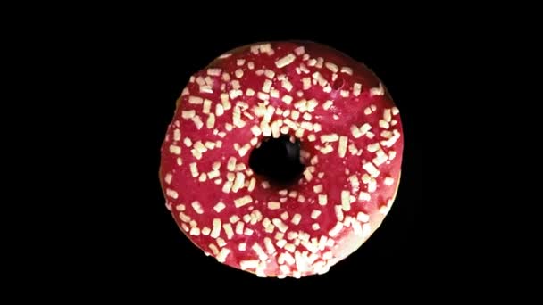Donut Vermelho Com Redemoinhos Gelo Fundo Preto — Vídeo de Stock