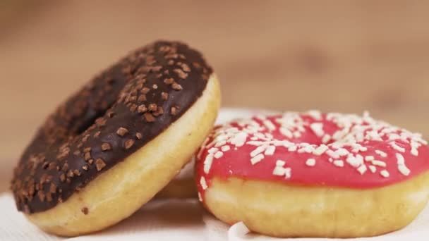 Donuts Gekleurd Glazuur Keukentafel — Stockvideo