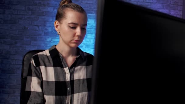 Девушка Работает Компьютерным Столом Камера Движется Медленно — стоковое видео