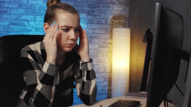 Het Meisje Wrijft Haar Slapen Uit Vermoeidheid Terwijl Achter Computer — Stockvideo
