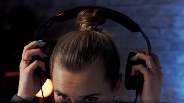 Menina Com Fones Ouvido Ouvindo Música Computador Sentado Uma Mesa — Vídeo de Stock