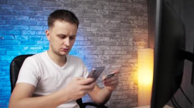 Adam kart bilgilerini telefonuna kaydediyor.