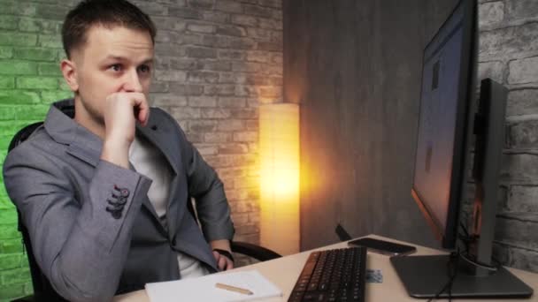 Der Typ Der Jacke Sitzt Seinem Schreibtisch Und Überlegt Als — Stockvideo