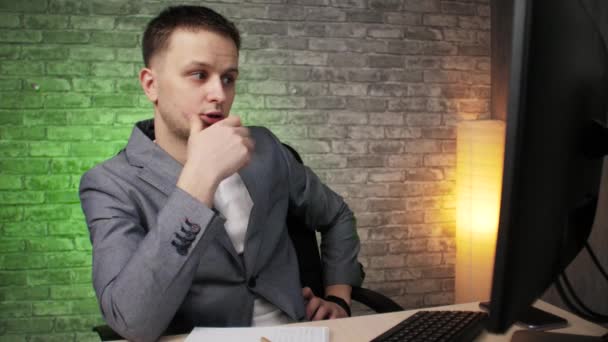 Guy Jacket Sitting His Desk Thinking What Next — Stock Video