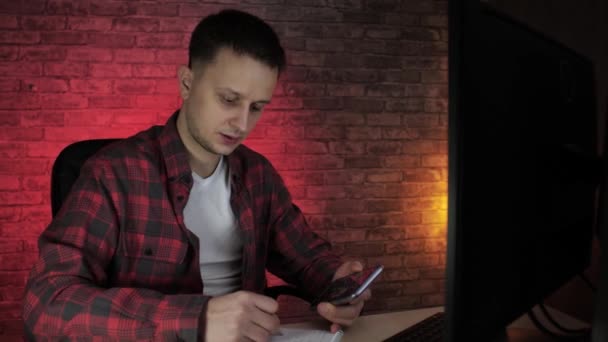 Tipo Con Una Camisa Sobre Fondo Rojo Muy Activo Trabajando — Vídeos de Stock