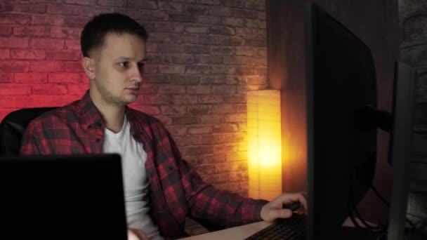 Ten Chlap Pracuje Počítače Komunikuje Sluchátkách Svými Příbuznými — Stock video