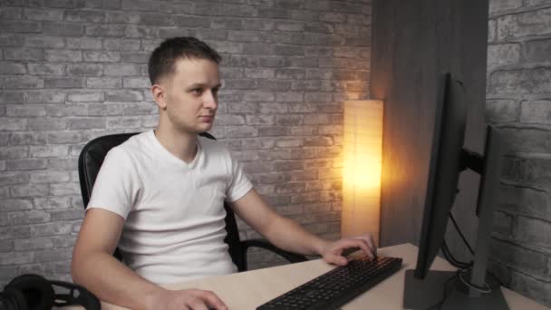 Adam Bilgisayar Masasında Çalışıyor — Stok video
