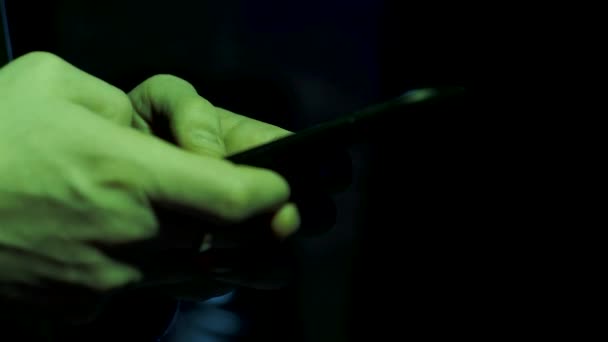 Eine Hand Neonlicht Tippt Etwas Ins Telefon — Stockvideo