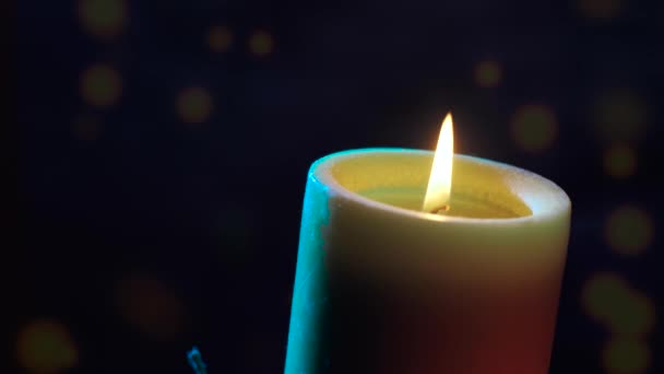 Eine Kerze Brennt Dunkeln Vor Einem Hintergrund Weicher Bokeh Lichter — Stockvideo