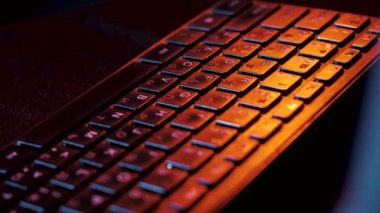 Kırmızı ışıkta siyah klavye yaklaş