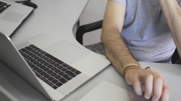 Cara Trabalha Com Cachos Laptops Close Escritório Casa — Vídeo de Stock