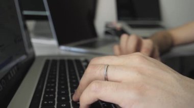 Adam ev ofisinin dizüstü bilgisayarlarıyla çalışıyor.