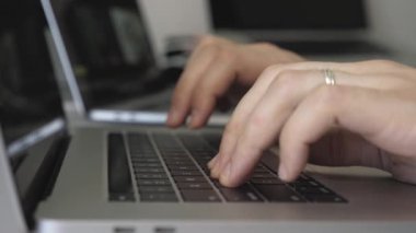 Adam ev ofisinin dizüstü bilgisayarlarıyla çalışıyor.