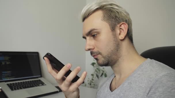 Guy White Hair Sitting Table Laptops Using Phone Phone Dial — Stock Video