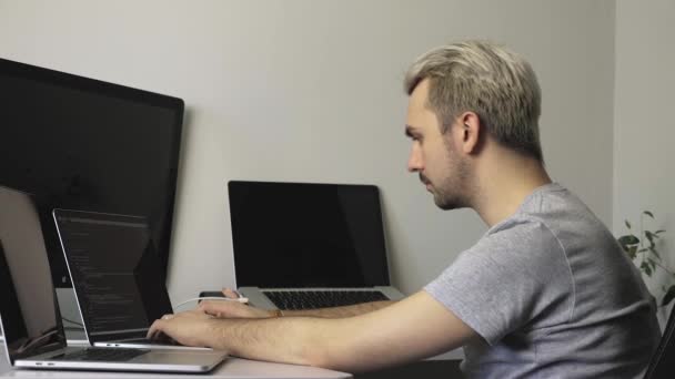 Cara Com Cabelo Branco Trabalha Laptop Escritório Casa — Vídeo de Stock