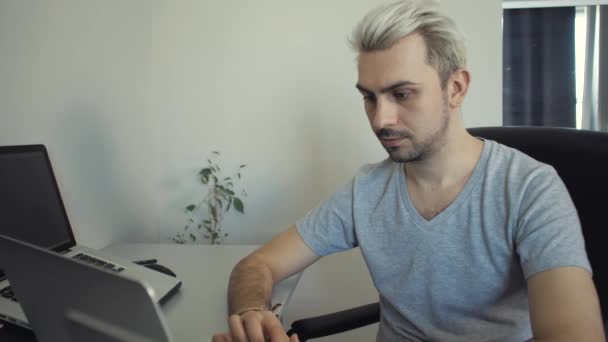 Een Man Met Wit Haar Werkt Een Laptop Een Kantoor — Stockvideo