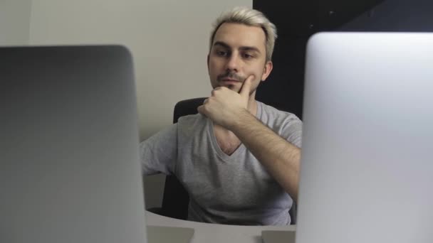 Beyaz Saçlı Bir Adam Ofisindeki Bir Laptopta Çalışıyor — Stok video