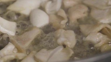 Mutfakta yemek yapmak.