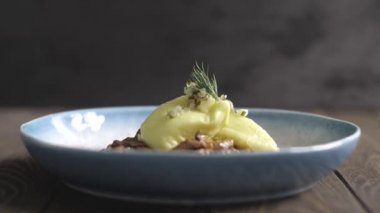 Mutfakta yemek yapmak.