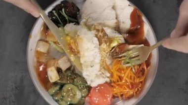 Mutfakta yemek yapmak.