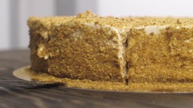 Mutfakta yemek yapmak.